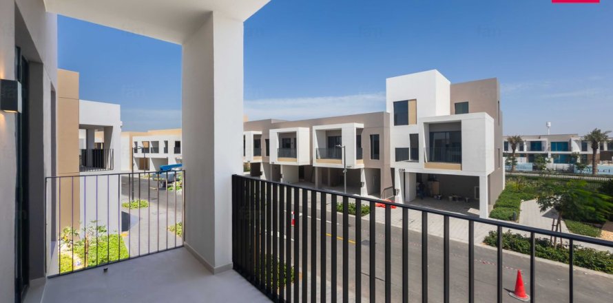 3 bedrooms Villa in Dubai, UAE No. 163275