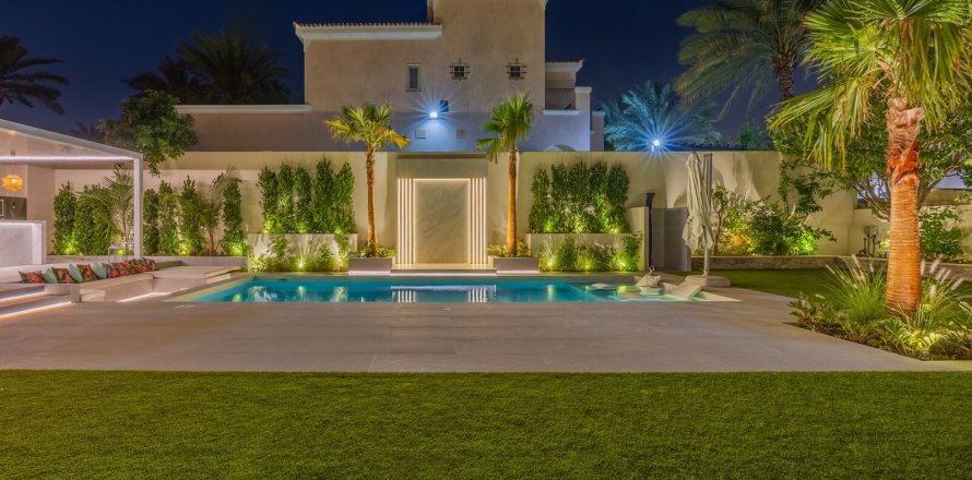 5 bedrooms Villa in Dubai, UAE No. 203521