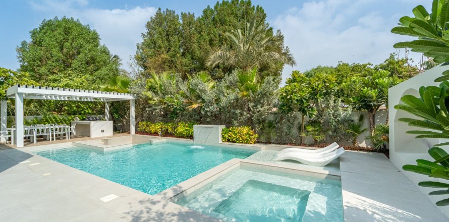 5 bedrooms Villa in Dubai, UAE No. 203520