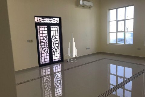 Villa de 7 dormitorios en Khalifa City, UAE No. 22029 1