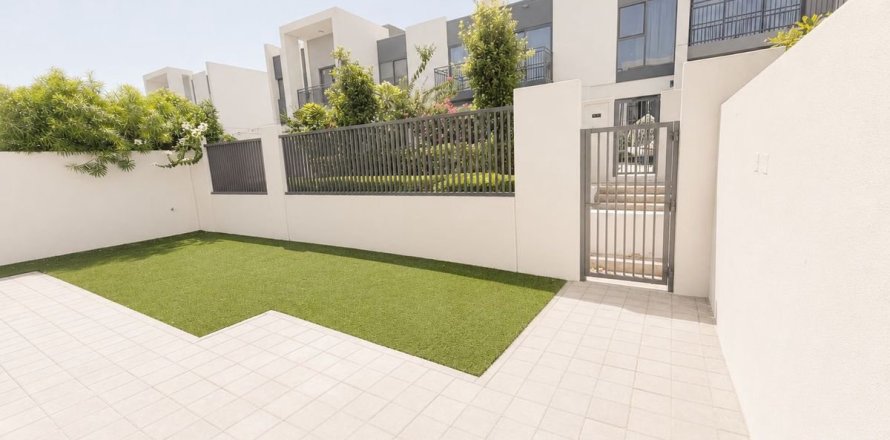4 bedrooms Townhouse in Dubai, UAE No. 164363