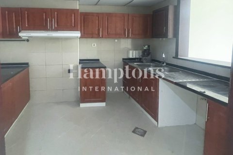 Квартира с 2 спальнями в Icon Tower 2, ОАЭ №142001 4