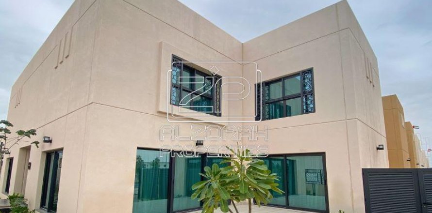 Villa de 3 dormitorios en Sharjah, UAE No. 75749