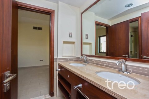 3 bedrooms Villa in Casa, UAE No. 188024 15