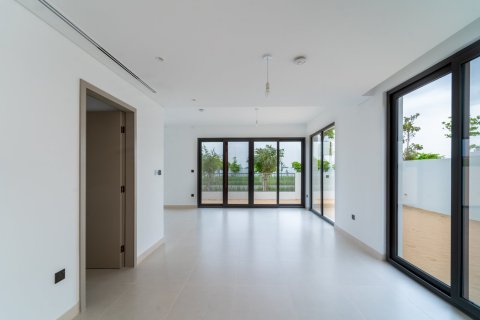 Вилла с 4 спальнями в Dubai Sports City, ОАЭ №205760 3