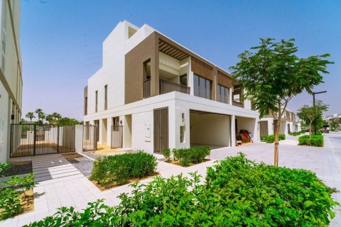 Вилла с 4 спальнями в Dubai Sports City, ОАЭ №205760
