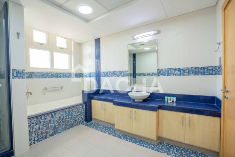 Квартира с 4 спальнями в Shoreline Apartments, ОАЭ №155656 3