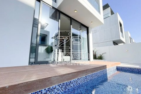 Villa de 5 dormitorios en Hamriyah Free Zone, UAE No. 154136 4