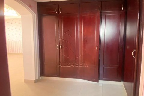 Villa de 4 dormitorios en Abu Dhabi, UAE No. 27160 16