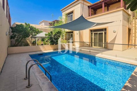 Villa de 5 dormitorios  No. 115596 2