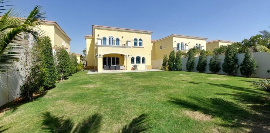 Villa de 3 dormitorios en Dubai, UAE No. 87619