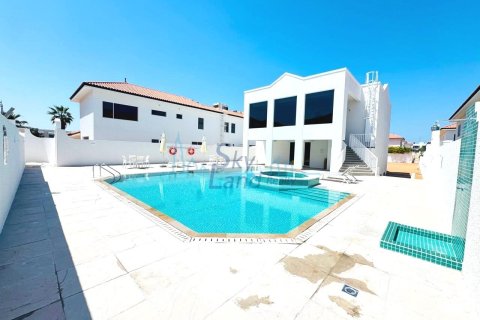5 bedrooms Villa in Jumeirah, UAE No. 103828 3