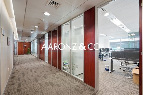 79m² Office in Sheikh Zayed Road, UAE No. 145076 3