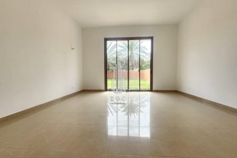 Villa de 4 dormitorios en Abu Dhabi Gate City, UAE No. 28094 6