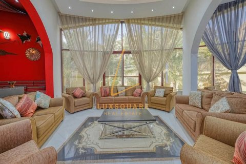 8 bedrooms Villa in Sector E, UAE No. 143191 3