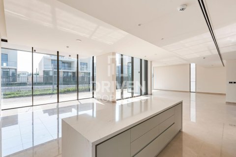 Villa de 5 dormitorios  No. 120933 2