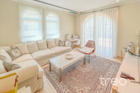 Villa de 4 dormitorios en Legacy, UAE No. 173835 8
