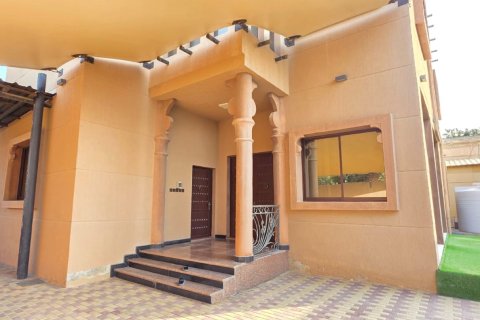 4 bedrooms Villa in Khuzam, UAE No. 183857 3