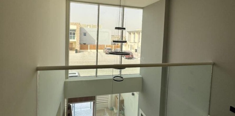 Villa de 2 dormitorios en Dubai Land, UAE No. 143286