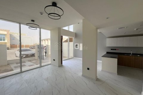 Villa de 2 dormitorios en Dubai Land, UAE No. 143286 4
