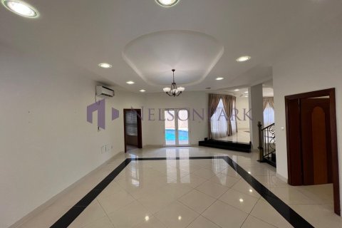 7 bedrooms Villa in Doha, Qatar No. 57966 4