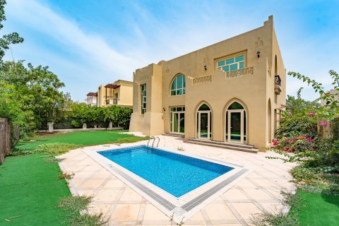 Villa de 4 dormitorios en Jumeirah Islands, UAE No. 183220