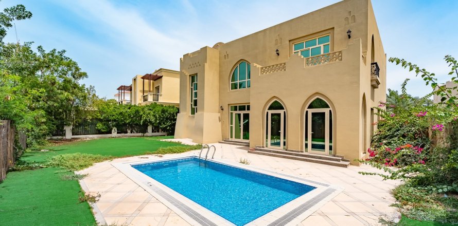 Villa de 4 dormitorios en Jumeirah Islands, UAE No. 183220