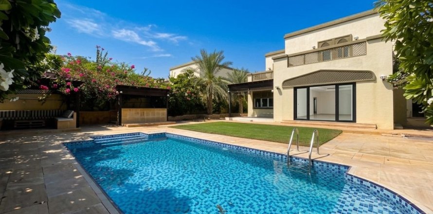 Вилла с 4 спальнями в Jumeirah Park, ОАЭ №207705