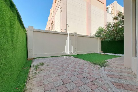 Villa de 4 chambres à Al Khalidiya, UAE No. 19427 23