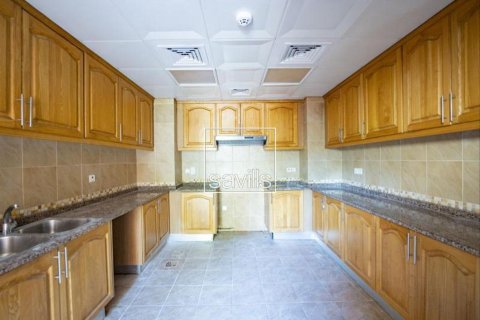 5 bedrooms Villa in Abu Dhabi, UAE No. 194886 9