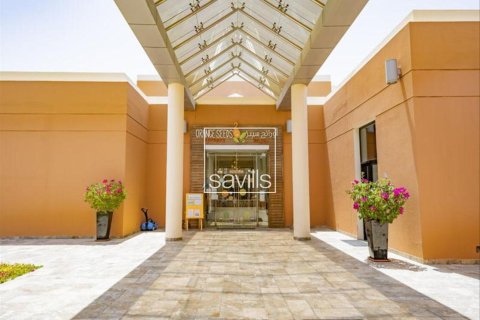 5 bedrooms Villa in Abu Dhabi, UAE No. 194886 3