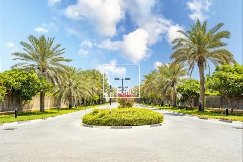 5 bedrooms Villa in Abu Dhabi, UAE No. 194886 8
