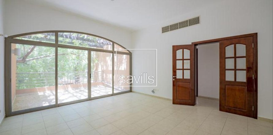5 bedrooms Villa in Abu Dhabi, UAE No. 194886