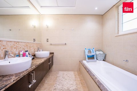 Villa de 3 dormitorios en Dubai, UAE No. 102540 24