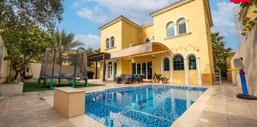 Villa de 3 dormitorios en Dubai, UAE No. 102540