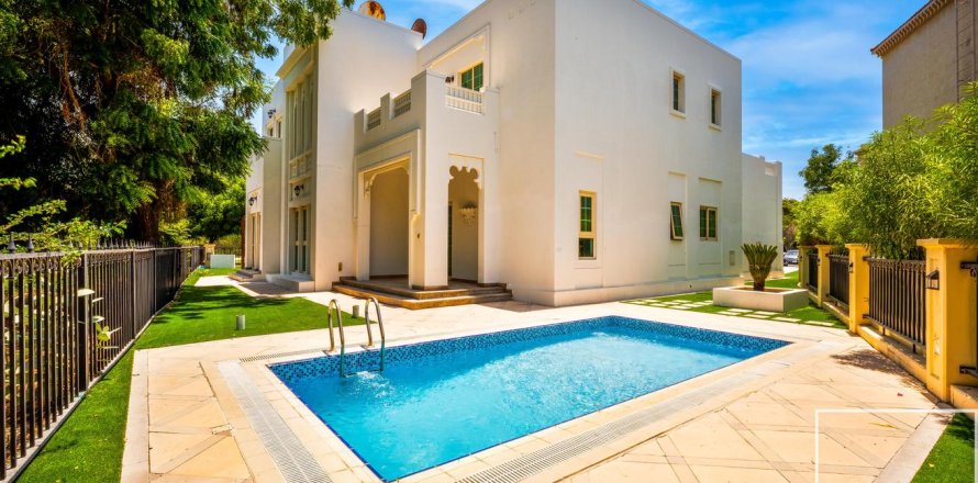 Villa de 4 dormitorios en Jumeirah Islands, UAE No. 203762
