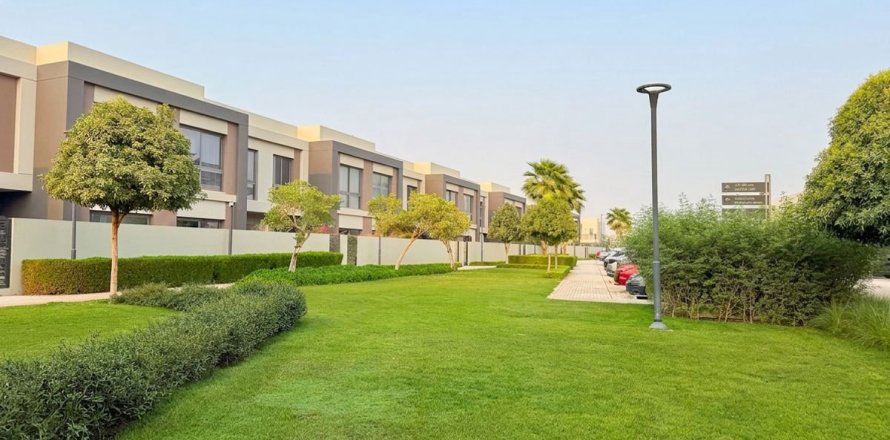 Villa de 3 dormitorios en Dubai, UAE No. 210237