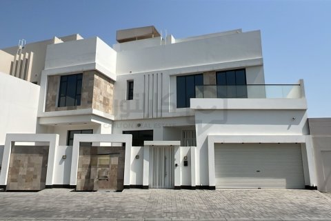 Villa de 4 dormitorios en Bani Jamra, Bahrain No. 105475 1