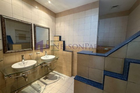 Villa de 4 chambres à Doha, Qatar No. 57727 8