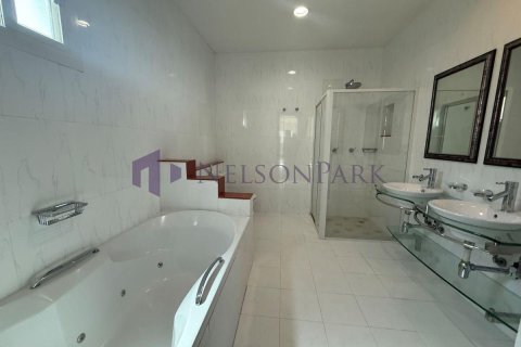 Villa de 4 chambres à Doha, Qatar No. 57727 15