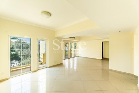 2 bedrooms Apartment in Dubai Land, UAE No. 185802 3