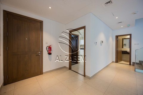 5 bedrooms Villa in Abu Dhabi, UAE No. 167984 5