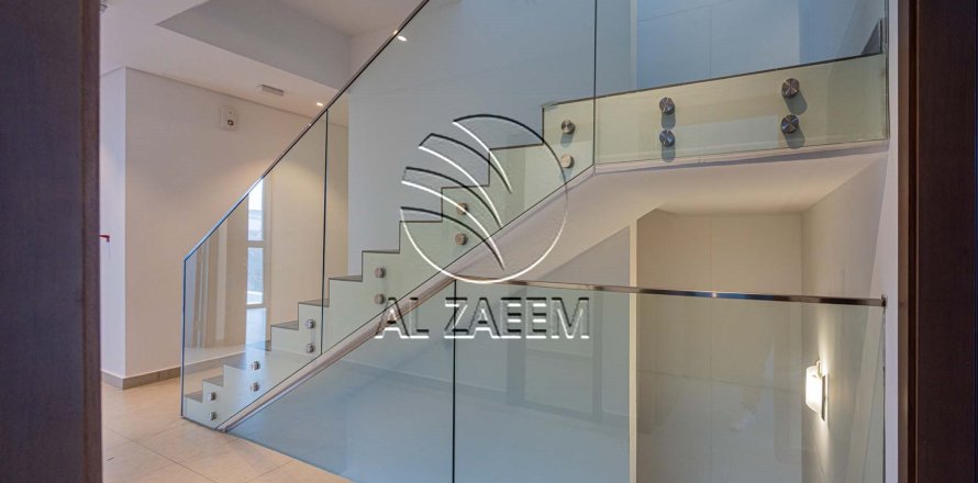 5 bedrooms Villa in Abu Dhabi, UAE No. 167984