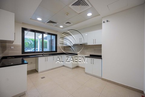 5 bedrooms Villa in Abu Dhabi, UAE No. 167984 3