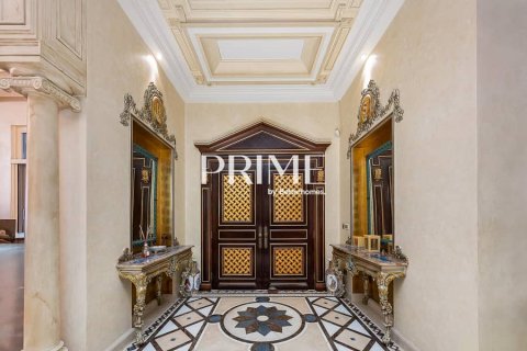 7 bedrooms Villa in Dubai, UAE No. 63618 9