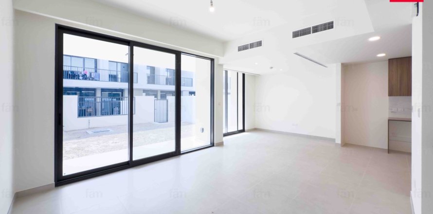 Villa de 3 dormitorios en Town Square, UAE No. 135829