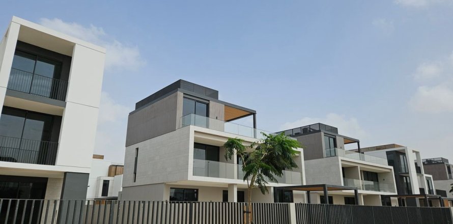 4 bedrooms Villa in Dubai, UAE No. 149261