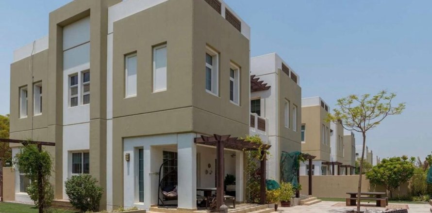 3 bedrooms Villa in Dubai, UAE No. 168723