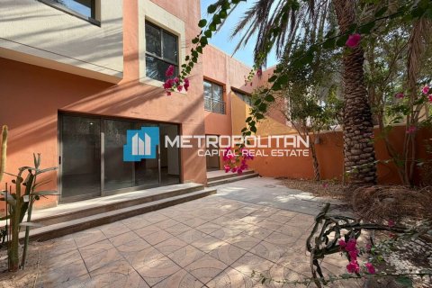 4 bedrooms Villa in Abu Dhabi, UAE No. 134365 23