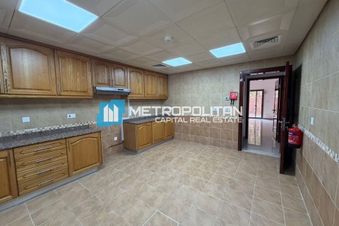4 bedrooms Villa in Abu Dhabi, UAE No. 134365 8